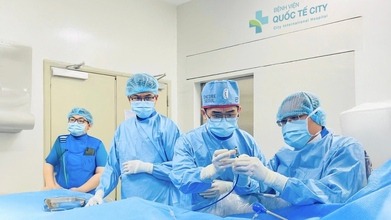 Ê-kíp bác sĩ thực hiện ca can thiệp tim cho bệnh nhân gần 100 tuổi. (Ảnh: Bệnh viện cung cấp)