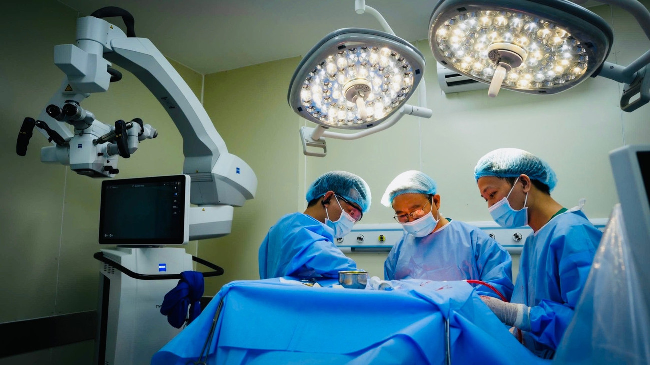 Ê-kíp bác sĩ phẫu thuật bóc tách hai khối u não. 