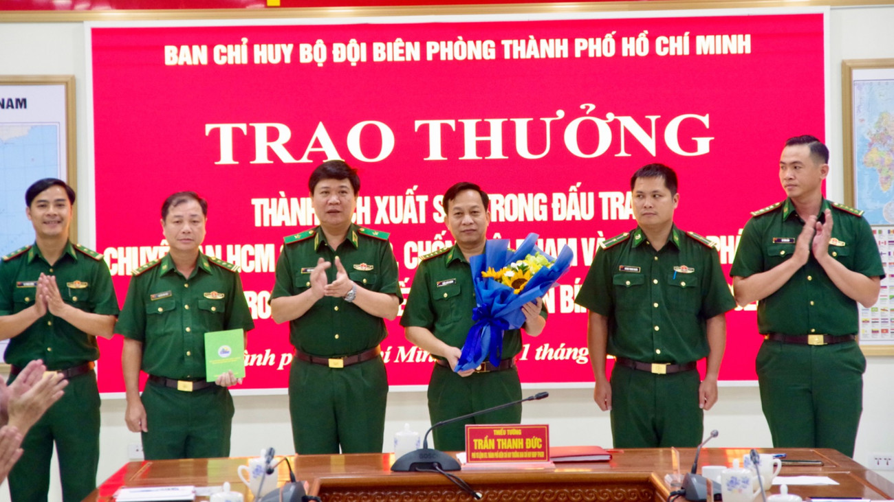 Khen thưởng tập thể có thành tích đấu tranh với đối tượng sản xuất, tàng trữ tiền giả. (Ảnh: Biên phòng cung cấp)
