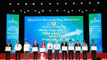 Đại diện Tập đoàn TH (thứ 5 từ phải sang) nhận bằng khen tại Diễn đàn “Thúc đẩy tiềm năng sáng tạo của người lao động” trong khuôn khổ chương trình “Ngày hội lao động sáng tạo toàn quốc năm 2025”.