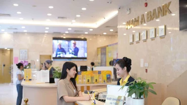 Khách hàng giao dịch tại Nam A Bank.