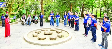 Du khách tham quan Khu di tích Đền Hùng, Phú Thọ. (Ảnh THẾ ĐẠI)