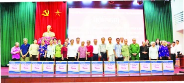 Lãnh đạo thị xã Kim Bảng tặng quà các gia đình được hỗ trợ nhà tại hội nghị công bố hoàn thành chương trình xóa nhà tạm, nhà dột nát.