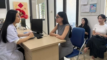 Trạm y tế phường Giảng Võ đón tiếp người dân. (Ảnh: THẮNG ĐẠT)