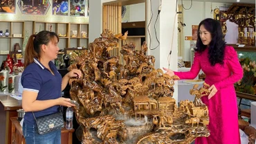 Khách tham quan tìm hiểu về các sản phẩm trưng bày tại triển lãm.