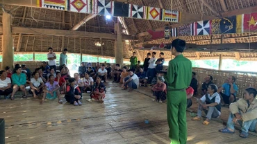 Lực lượng công an cấp xã thường xuyên phối hợp để tuyên truyền pháp luật cho bà con. (Ảnh: NGUYỄN TRƯỜNG MINH)