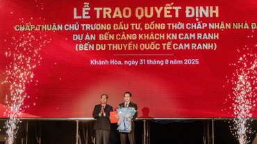 Ông Nguyễn Tuấn Anh – Phó Tổng Giám đốc KN Cam Ranh nhận quyết định chấp thuận chủ trương đầu tư Bến du thuyền quốc tế Cam Ranh.