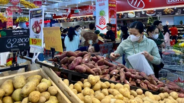 Người tiêu dùng mua hàng tại siêu thị Big C Thăng Long.