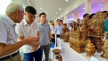 Các nghệ nhân, chuyên gia trao đổi về phương hướng phát triển sản phẩm làng nghề truyền thống. (Ảnh: NGUYÊN TRANG)
