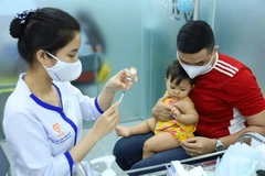 Trẻ nhỏ và người có bệnh mạn tính nên tiêm ngừa các loại vaccine như cúm, phế cầu, sởi, ho gà, RSV. (Ảnh: Phong Lan)