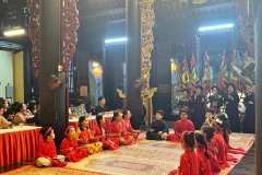 Các em học sinh trong CLB Ca trù An Biên biểu diễn tại đình An Biên.