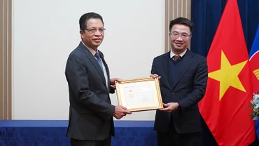 Trao kỷ niệm chương “Vì thế hệ trẻ” tặng Đại sứ Việt Nam tại Nga Đặng Minh Khôi. (Ảnh: XUÂN HƯNG)