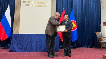 Trao kỷ niệm chương “Vì sự nghiệp văn học nghệ thuật Việt Nam” tặng Phó Giáo sư, Tiến sĩ Anatoly Sokolov. (Ảnh: XUÂN HƯNG)