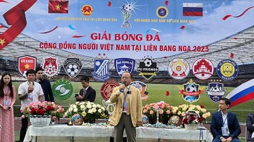 Chủ tịch Hội người Việt Nam tại Nga Đỗ Xuân Hoàng phát biểu tại lễ khai mạc. (Ảnh: Xuân Hưng)