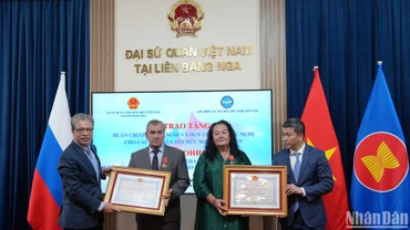 Trao Huân chương Hữu nghị tặng bà Regina Budarina và ông Vladimir Ruvimov. (Ảnh: XUÂN HƯNG)