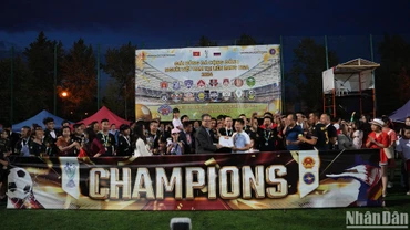 FC Anh Em Moskva đã xuất sắc giành chức vô địch. (Ảnh: XUÂN HƯNG)