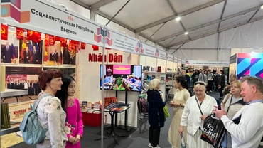Khách tham quan gian trưng bày sách, báo của Báo Nhân Dân. (Ảnh: THÙY VÂN)