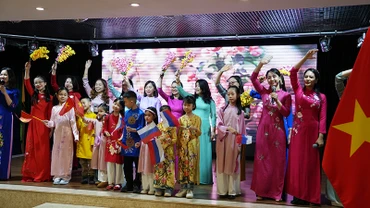 Văn nghệ chào mừng chương trình. Ảnh: XUÂN HƯNG