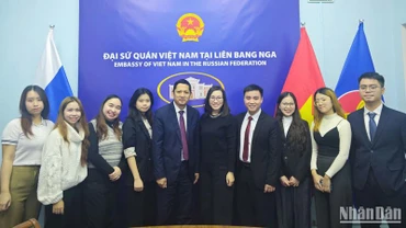 Đại diện Đại sứ quán Việt Nam, Quỹ thúc đẩy phát triển hợp tác Nga-Việt “Truyền thống và Hữu nghị” chụp ảnh lưu niệm cùng sinh viên đến từ tỉnh nghệ An đang học tập tại các trường đại học ở Moskva tại điểm cầu Liên bang Nga.