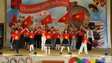 Tiết mục múa "Chào Việt Nam" do con em cộng đồng tại Ulyanovsk biểu diễn. (Ảnh: XUÂN HƯNG)