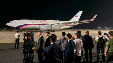 Chuyên cơ của Tổng thống Vladimir Putin hạ cánh xuống sân bay quốc tế Nội Bài. (Ảnh: TASS)