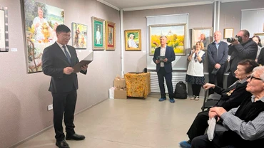 Tổng Lãnh sự Việt Nam tại Vladivostok Nguyễn Đăng Hiền phát biểu tại lễ khai mạc Triển lãm.