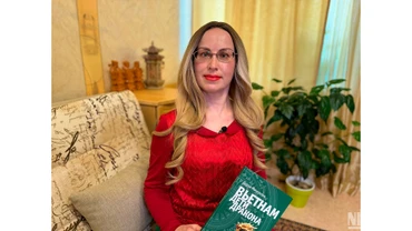 Nhà Việt Nam học Daria Mishukova cầm trên tay cuốn sách “Việt Nam. Đứa con của rồng”.