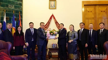 Đại sứ Đặng Minh Khôi chúc mừng Đại sứ Lào Siphandone Oybuabuddy nhân Ngày lễ quan trọng của Lào.