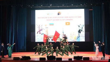 Tiết mục "Quân đội ta - Quân đội anh hùng" do sinh viên Việt Nam biểu diễn.