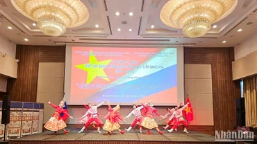 Tiết mục biểu diễn của bạn bè Nga tại lễ kỷ niệm.