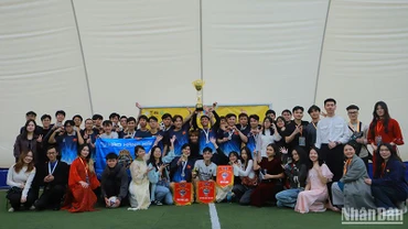 Trao cúp vô địch cho đội FC Hàng hải.
