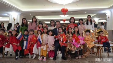 Đại sứ Việt Nam tại Liên bang Nga Đặng Minh Khôi chụp ảnh cùng các em nhỏ trong không gian văn hóa Ngày Tết cổ truyền của dân tộc Việt Nam.