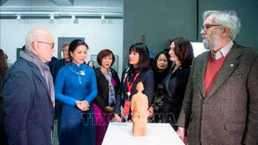 Phu nhân Ngô Phương Ly thăm Trường Đại học Mỹ thuật Moskva mang tên V.I.Surikov. (Ảnh: TTXVN)