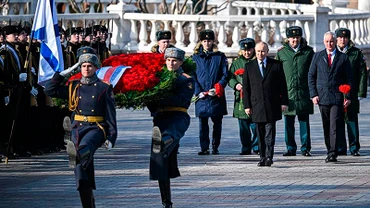 Tổng thống Nga Vladimir Putin và Bộ trưởng Quốc phòng Andrei Belousov đặt hoa tại Mộ Chiến sĩ vô danh ở thủ đô Moskva. (Ảnh: TASS)