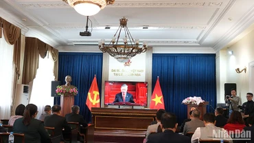 Quang cảnh lễ mít-tinh kỷ niệm 50 năm Ngày Giải phóng miền nam, thống nhất đất nước tại Liên bang Nga.