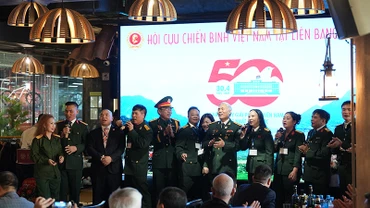 Các cựu chiến binh Việt Nam tại Nga và các đại biểu hát vang những ca khúc ca ngợi chiến thắng vẻ vang của dân tộc, ca ngợi người lính, quê hương, đất nước.