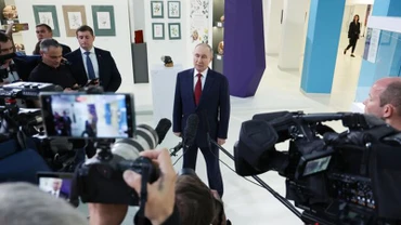 Tổng thống Nga Vladimir Putin phát biểu với các nhà báo tại Trung tâm giáo dục Sirius sau cuộc điện đàm với Tổng thống Mỹ Donald Trump. (Ảnh: RIA Novosti)