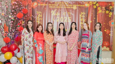 Sinh viên Nga nghiên cứu tiếng Việt tại Đại học Tổng hợp Liên bang Kazan chụp ảnh với giảng viên người Việt Nam (giữa) tại chương trình. (Ảnh: HUY HOÀNG)