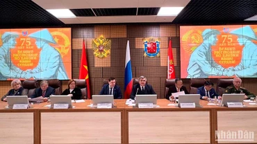 Phó Chủ tịch Ủy ban Đối ngoại Saint Petersburg Vyacheslav Kalganov điều hành Hội thảo.