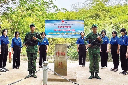 Đoàn viên, thanh niên xã Thiện Hưng tham gia chương trình "Tôi yêu Tổ quốc tôi".