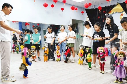 Lớp học múa rối dây miễn phí dành cho các em nhỏ của nghệ sĩ Trần Được.