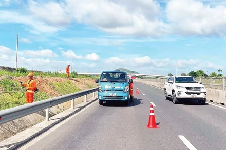Nhân viên duy tu, bảo dưỡng làm việc trên đường cao tốc Vĩnh Hảo-Phan Thiết.