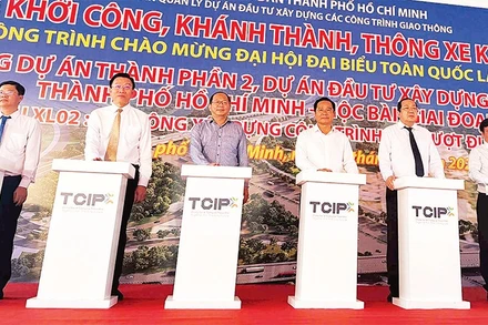 Khởi công Dự án đường cao tốc Thành phố Hồ Chí Minh-Mộc Bài, dự án trọng điểm quốc gia, sử dụng vốn đầu tư công thực hiện công tác đền bù, giải phóng mặt bằng.