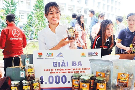 Chị Kim Ngân tiếp nối truyền thống gia đình làm mắm cá.