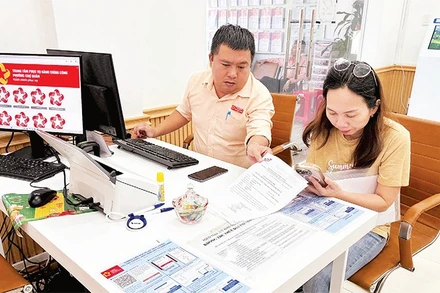 Người dân làm thủ tục hành chính tại Trung tâm Phục vụ hành chính công phường Chợ Quán. (Ảnh CTV)