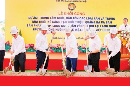 Lễ khởi công xây dựng hai trung tâm phát triển làng nghề rắn truyền thống.