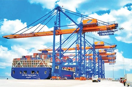 Xuất nhập khẩu hàng hóa tăng trưởng góp phần tăng thu ngân sách nhà nước. Trong ảnh: Vận chuyển hàng hóa tại Cảng Cái Mép-Thị Vải, Thành phố Hồ Chí Minh. (Ảnh THẾ ANH)