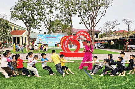 Học sinh Trường mầm non Chấn Hưng trong buổi học ngoài trời.