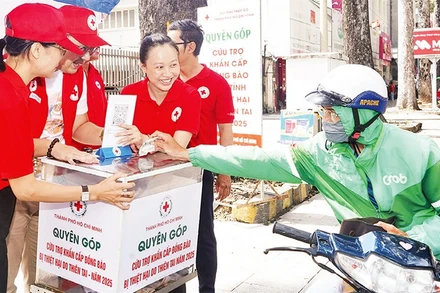 Người dân Thành phố Hồ Chí Minh đóng góp ủng hộ đồng bào bão, lũ. (Ảnh THẾ ANH)