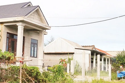 Những ngôi nhà bê-tông kiên cố đã thay dần túp lều tranh của 30 năm trước, nhưng người dân khu Bàu Hạ vẫn chưa được cấp giấy chứng nhận quyền sử dụng đất.